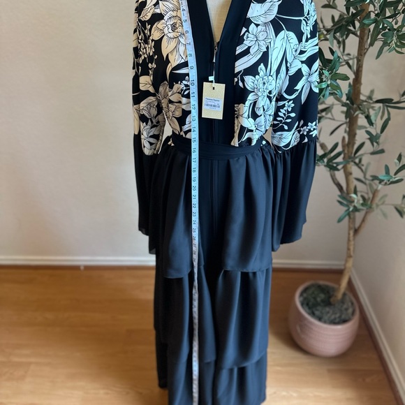 BLACK AND WHITE FLORAL CHIFFON LAYERED ZIPPER  ABAYA NWTS size large length 58”✨ - Picture 9 of 10